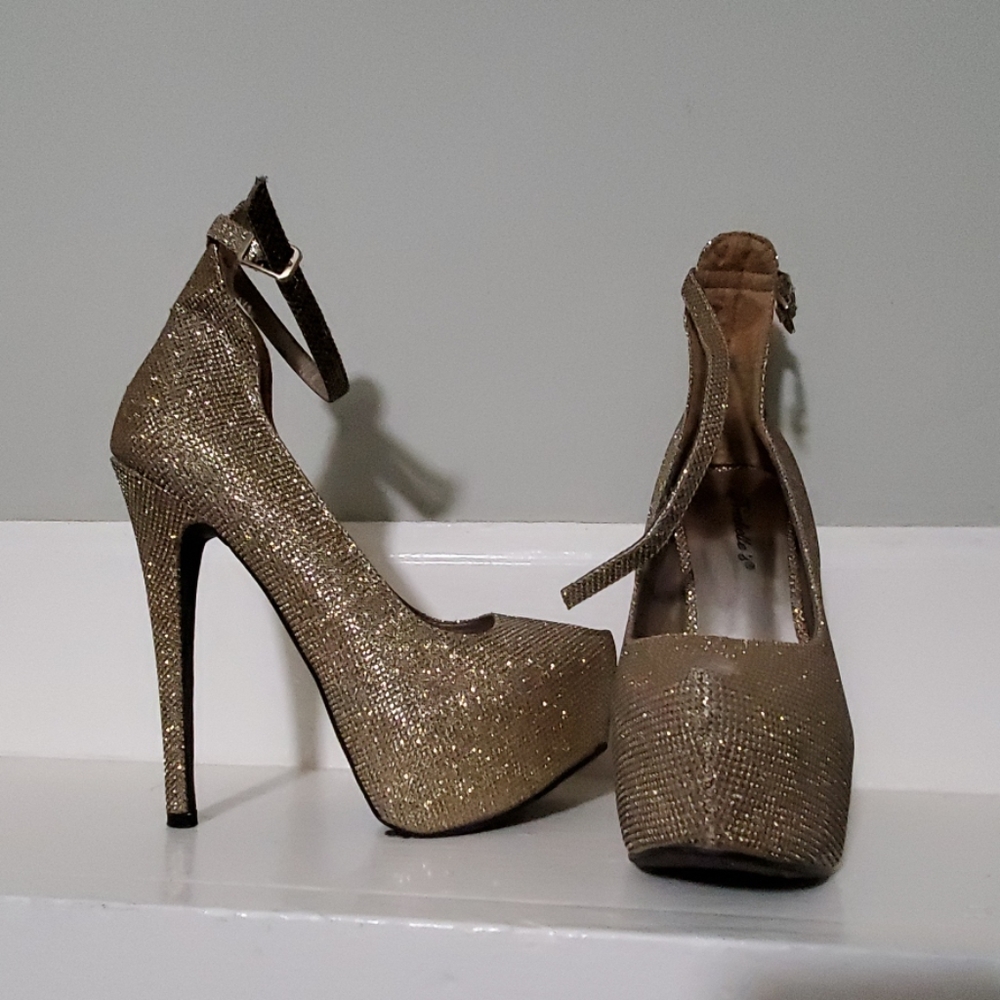Breckelle Gold Platform Heel
